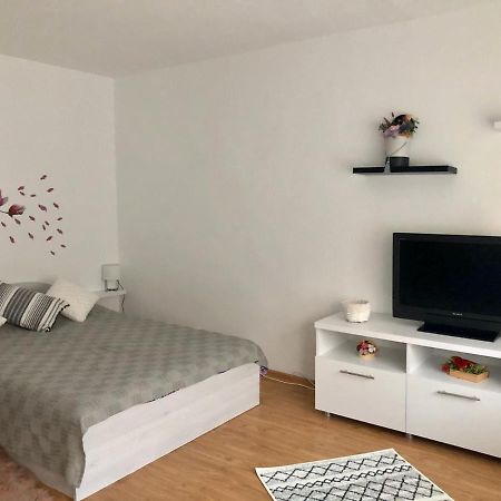 Mia'S House Apartment ปีเตช ภายนอก รูปภาพ